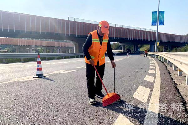鼎能路桥：高效处置路面撒漏 守护市民出行安全